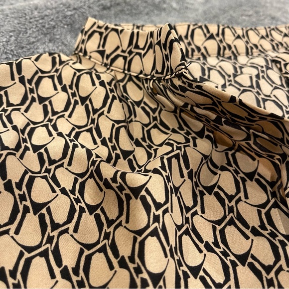 Chic Geometric Pattern Blouse - Picture 3 of 7